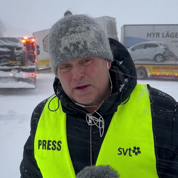 Reporter framför lastbilar