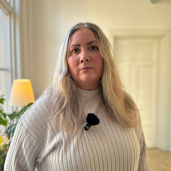 HR-chef Rebecca Andersson för äldreomsorgen i Umeå står i sitt arbetsrum
