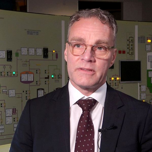 Björn Linde, vd för Ringhals och Forsmark, står framför en modell av ett kontrollrum för en tryckvattenreaktor.