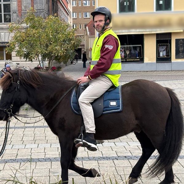 Nils Littorin från Malmölistan rider till kommunfullmäktigemötet på häst