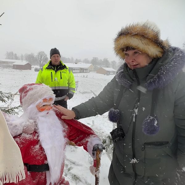 Fastighetsägaren Sven-Erik Håfström och hyresgästen Maria Carlström ställer ut gubbar på kullen i Glava. Nu är det tomtar som gäller.