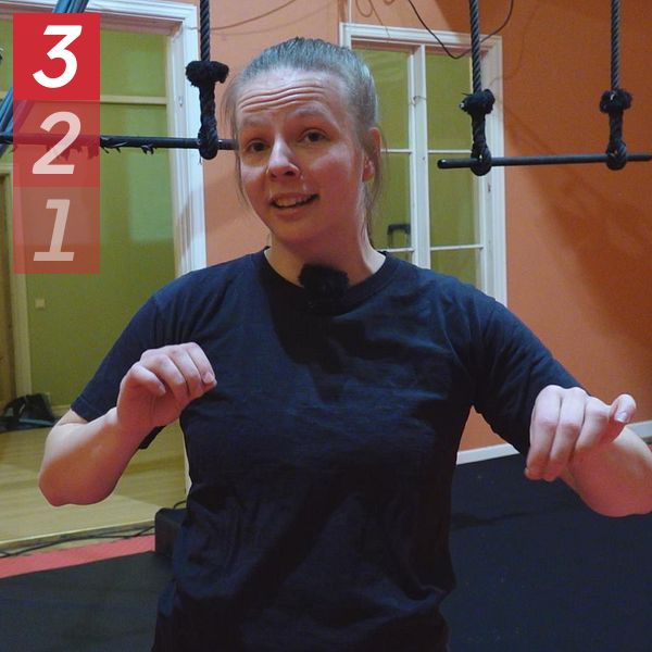Person i träningslokal, redo för cirkusskola vid trapets. Amanda Persson, cirkustränare.
