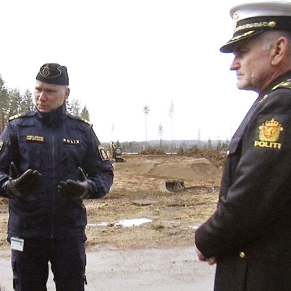 Två polischefer vid bygget av den nya polisstationen på gränsen mellan Sverige och Norge.