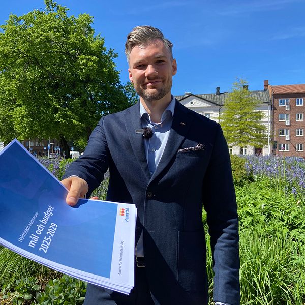 Stefan Pålsson (S), kommunstyrelsens ordförande i Halmstad kommun, håller fram det nya budgetförslaget.