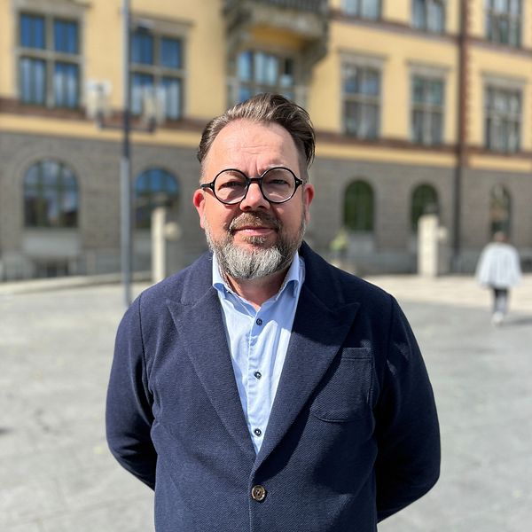 Jari Puustinen (M) står på torget.