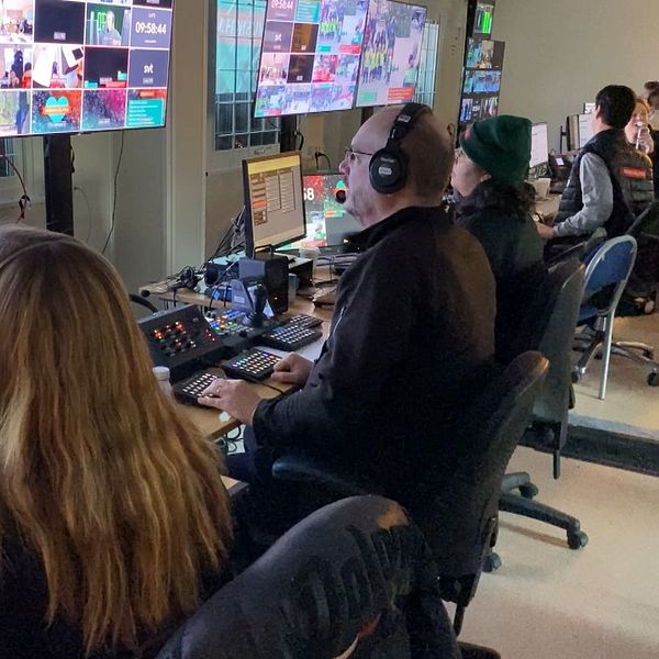 Det tillfälliga kontrollrummet för TV-sändningen av Musikhjälpen. En rad med personer sitter och tittar på bildskärmar av alla kameror som finns under sändningen. Kontrollrummet finns på Stora torget i Sundsvall under veckan.