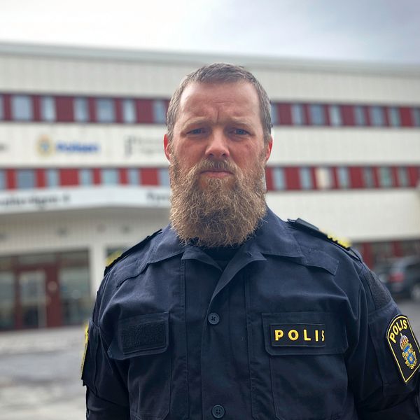 Anders Elmroth, polis i skägg, står framför polisens byggnad i Östersund.