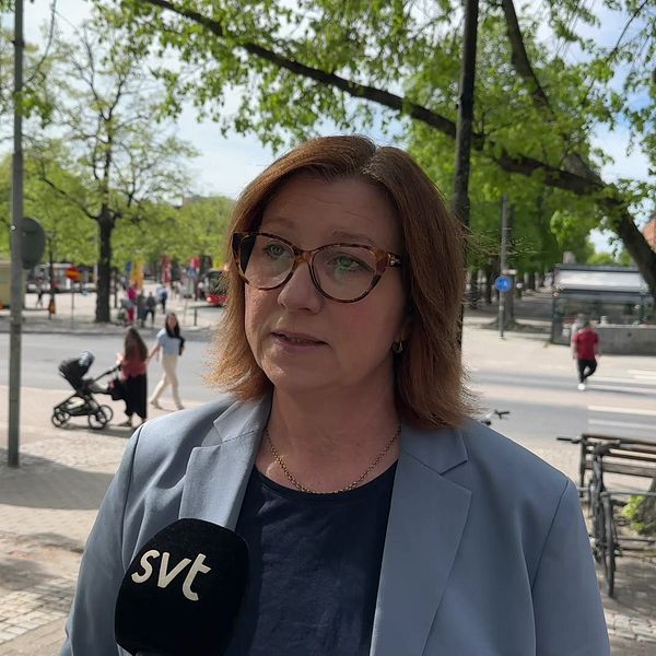 Stina Höök moderat regionråd i region Värmland blir intervjuad av SVT om skatteökningen.