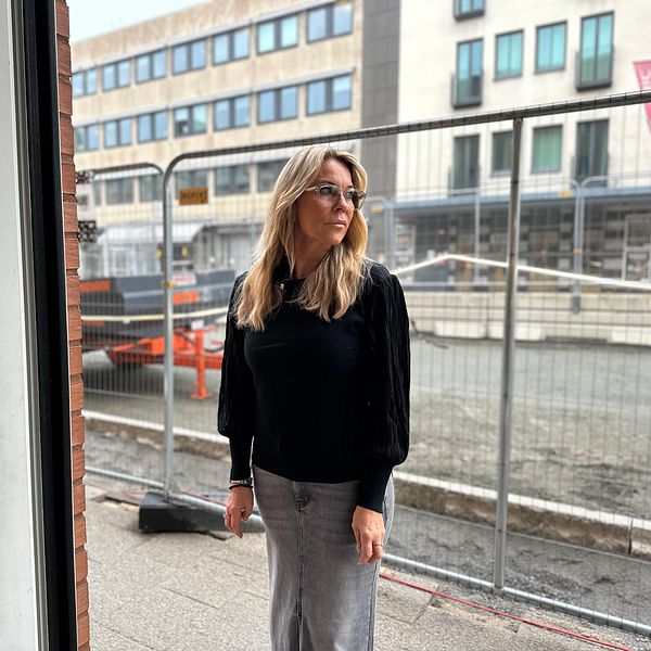 Butiksägaren Anna-Karin Norberg står vid byggkaoset, som pågår vid hennes butik i centrala Karlstad.