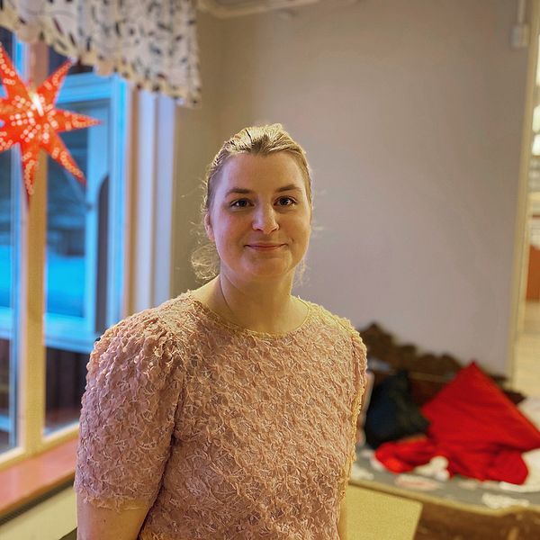 Malin Rimmö, rektor på Hansåkerskolan i Stugun – en leende blond kvinna som står i ett rum, adventsstjärna lyser i fönstret