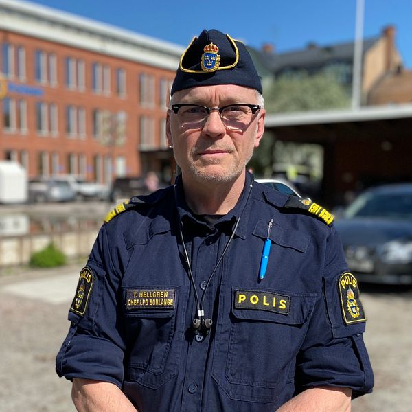 en polis framför polishuset i Borlänge