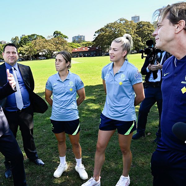 Charlotte Grant och Katrina Gorry i samspråk med prins Daniel inför fotbolls-VM