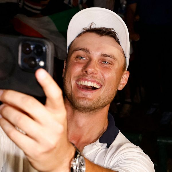 Ludvig Åberg tar en selfie efter Ryder Cup-segern i New York.
