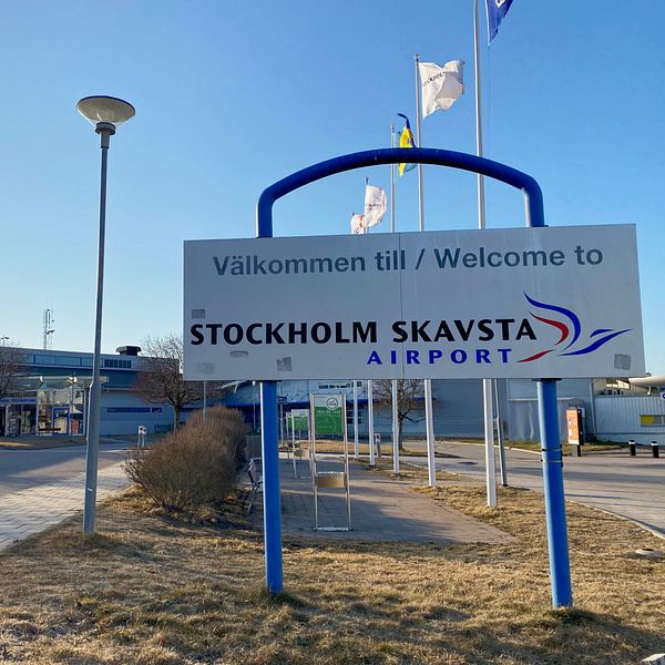 En välkomstskylt till Skavsta flygplats utanför Stockholm.