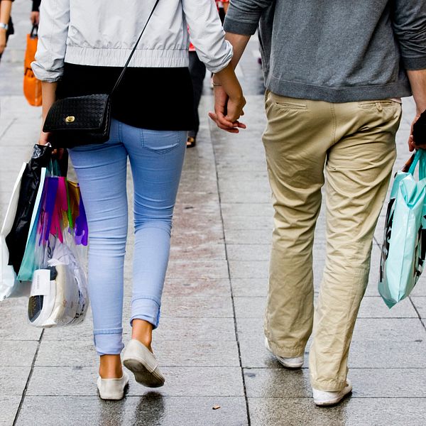 Två personer med shoppingkassar.