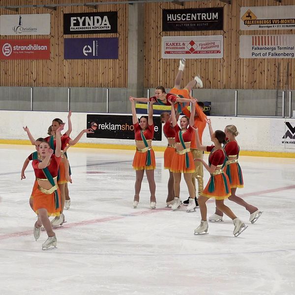 Falkenbergs konståkningsklubb utför ballet on ice.