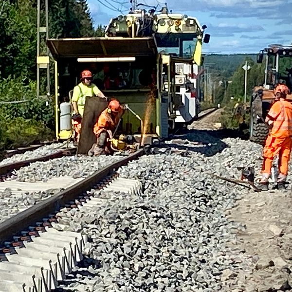 Ny tågräls svetsas samman