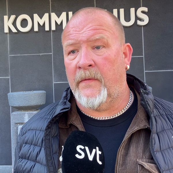 Barn- och utbildningsnämndens ordförande Kjell Ivemyr (S) framför kommunhuset i Hallstahammar.