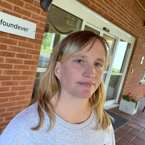 Fackordföranden Marie Bergström utanför callcentret foundever i Sveg