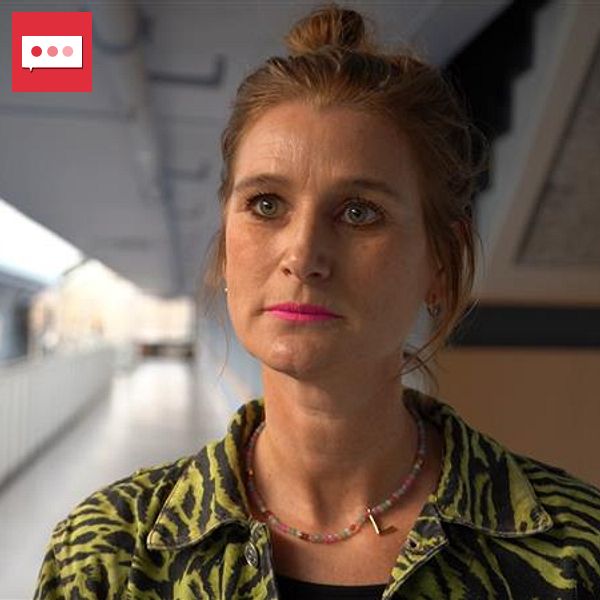 Lisa Dos Santos står i en korridor på SVT.