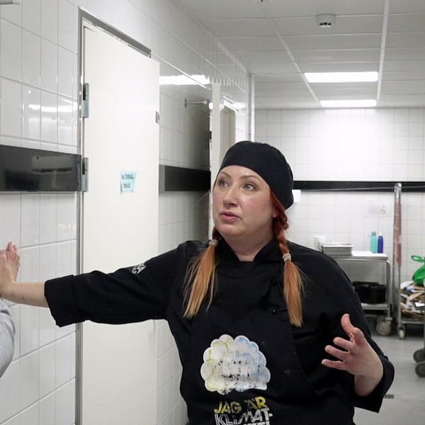 Lotta Tålsgård, kökssamordnare, står i köket på Centralskolan i Laxå.