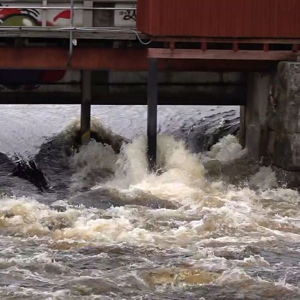 Vatten som forsar från sjön Väsman i Ludvika