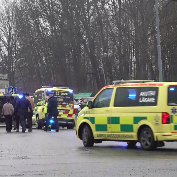 Räddningspersonal och utryckningsfordon vid en olycksplats vid väg.