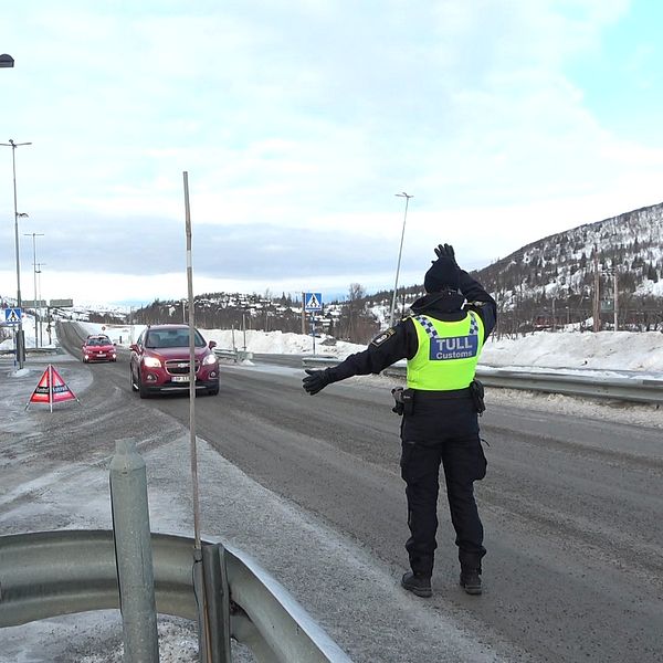 En tullperson viftar in en peronbil vid norgegränsen i Storlien