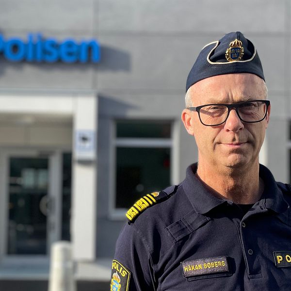 En polisman som står utanför polishuset