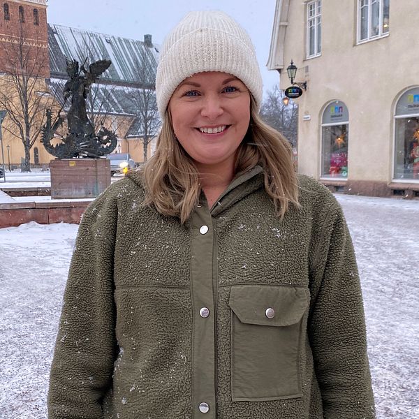 Michaela Engström står på gågatan i Mora.