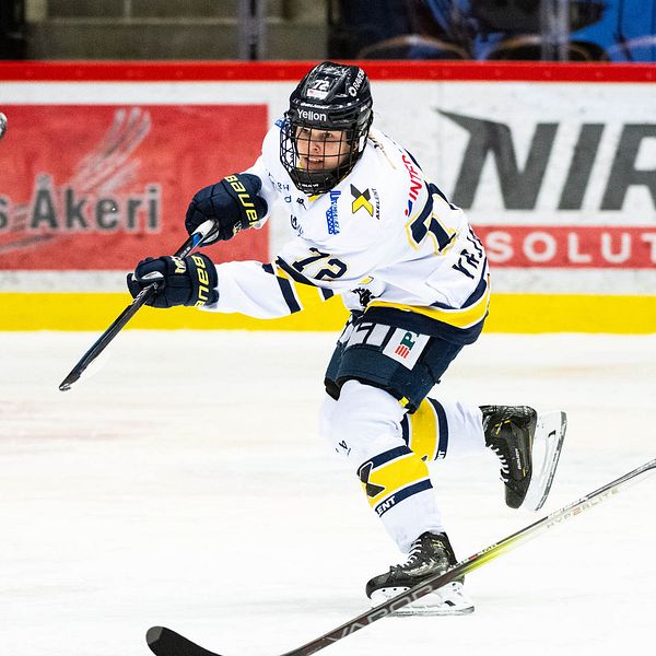 Kiira Yrjänen skjuter pucken