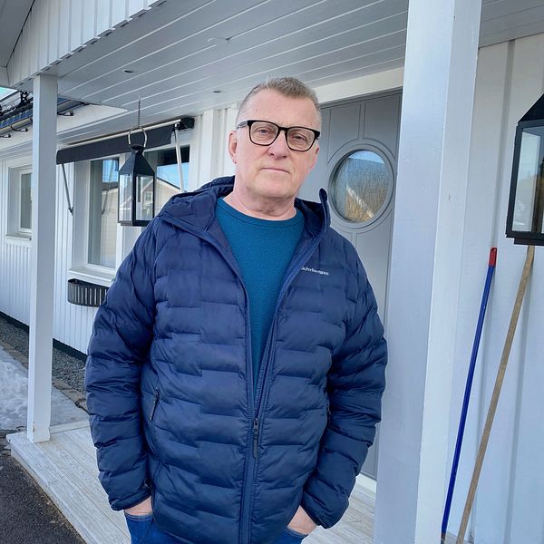 Roger Jäderström på Bodens kommun framför ett vitt hus.