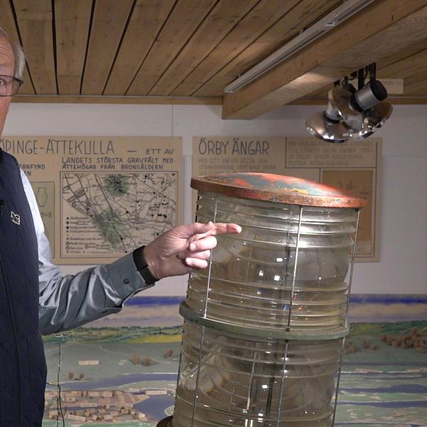 Hans-Ingvar Green visar upp det stulna prismat som kommit tillbaka efter tre år.