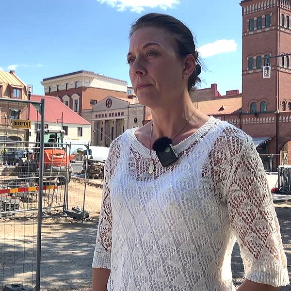 Emelie Andersson framför ombyggnationen av Lilla torg i centrala Halmstad