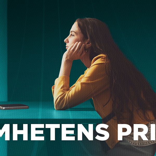 Kvinna sitter ensam vid bord, mobil framför sig. Text: ”Ensamhetens pris” och ”Ekonomibyrån”.