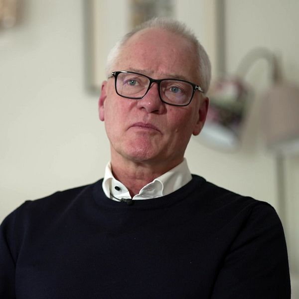 Olov Holst (M) sitter och berättar