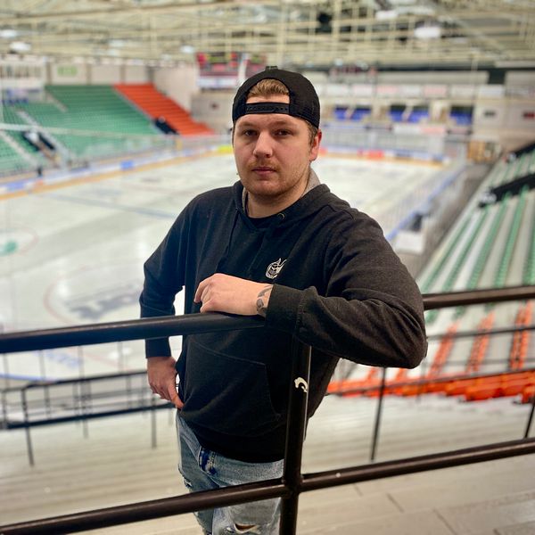 Hockey supportern Chris Erngren i ishallen vid Rosvalla i Nyköping.