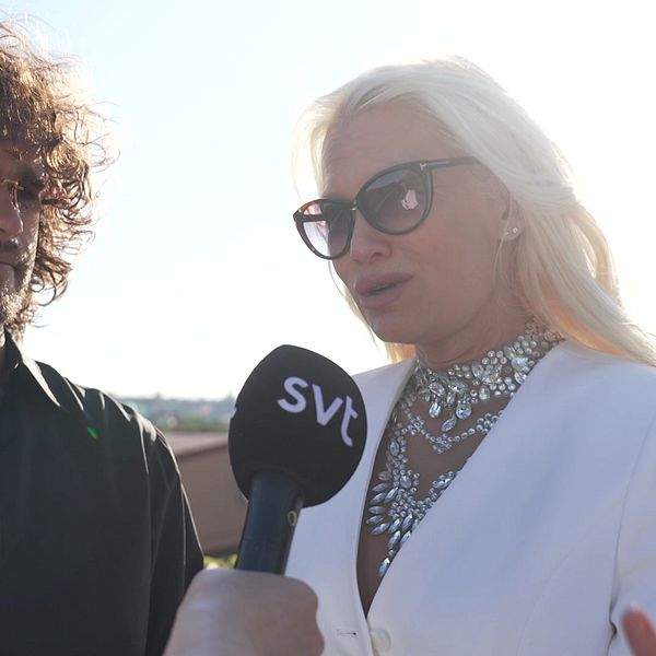 Pete Parkkonen och Linda Lampenius intervjuas utomhus med SVT-mikrofon