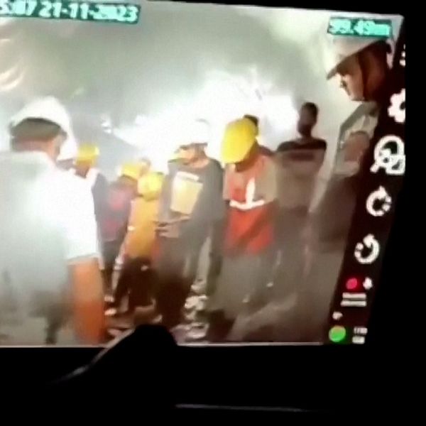 Bild på monitor som föreställer instängda gruvarbetare