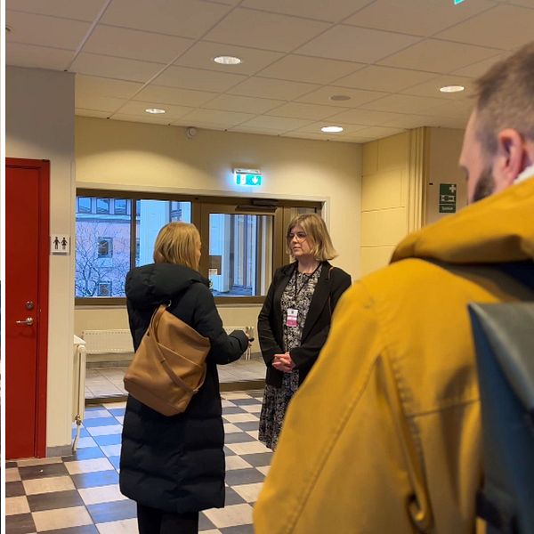 Till vänster SVT:s reporter Morgan Kringstad, till höger tre personer som står i tingsrätten i Karlstad