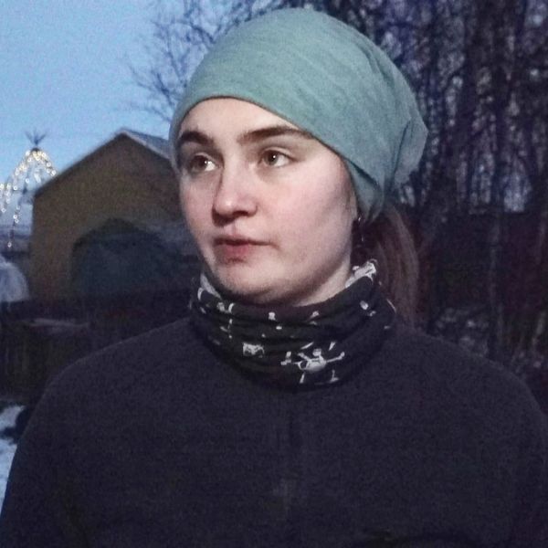 Moa Belin utanför ett vandrarhem i Abisko.