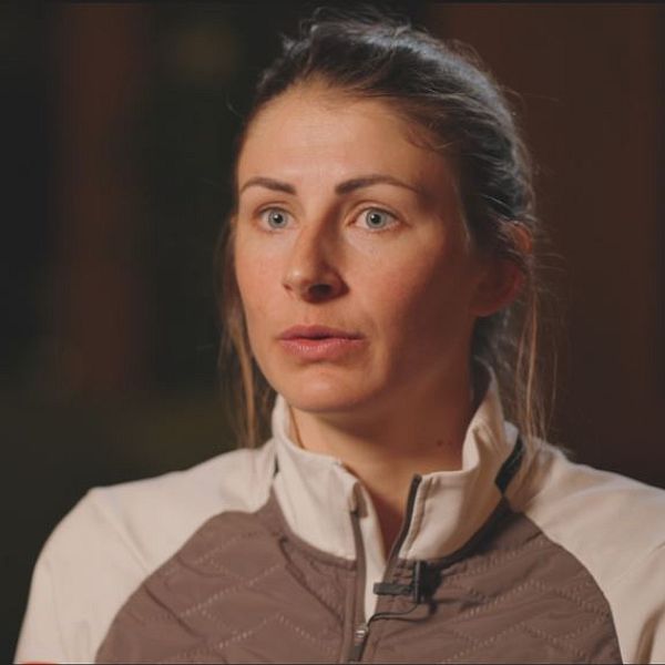 Justine Braisaz-Bouchet intervjuas om turbulensen i franska skidskytte-landslaget, där hon anklagar lagkamraten Julia Simon för kortbedrägeri.