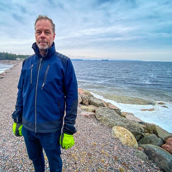 Thomas Björklund vid havet.