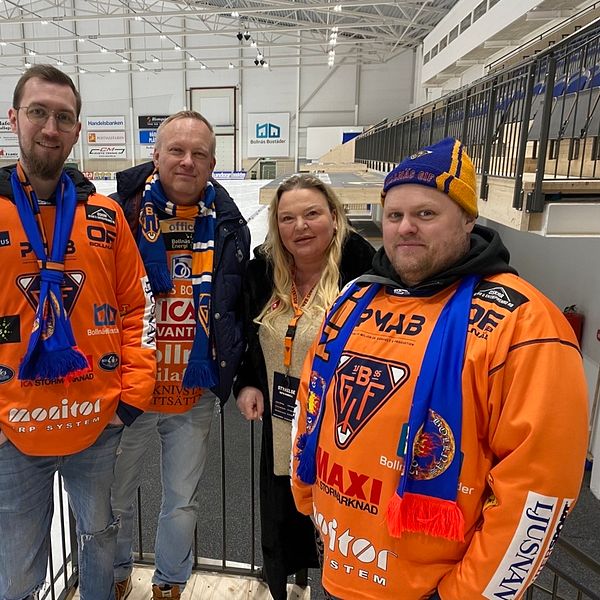 Bollnäs GIF:s ordförande tillsammans med representanter från supporterklubben i SBB bandyarena