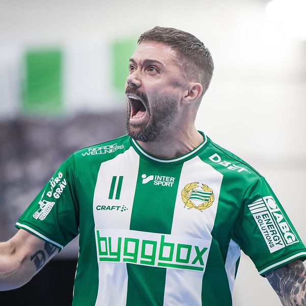 Martin Dolk i Hammarbys gröna och vita matchtröja under en handbollsmatch.