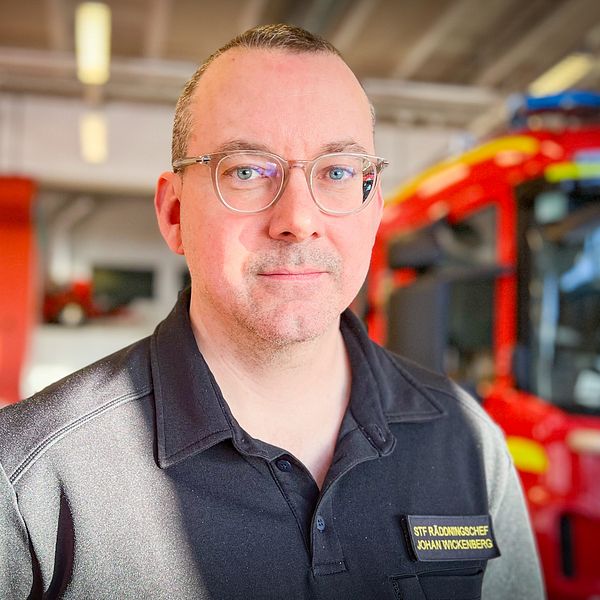 Johan Wickenberg, räddningschef i Jämtland står framför brandbilarna i garaget på trygghetens hus i Östersund.