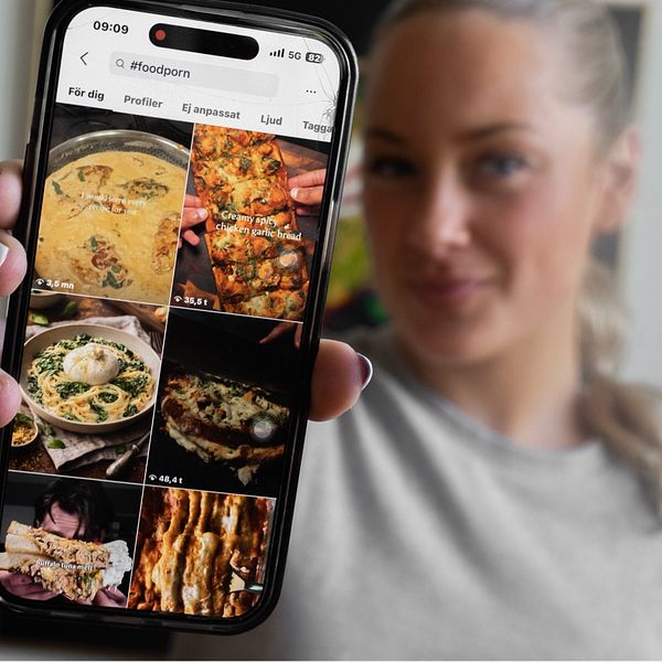 Reportern visar upp sin mobiltelefon där man ser prov på ”matporr” i sociala medier