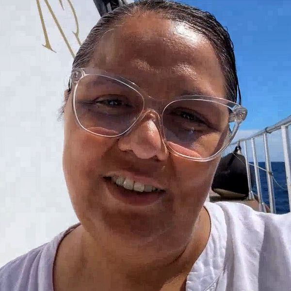 Lorena Delgado Varas på båtresa mot Gaza tillsammans med internationella aktivister.