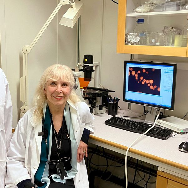 Två kvinnor i ett laboratorium.