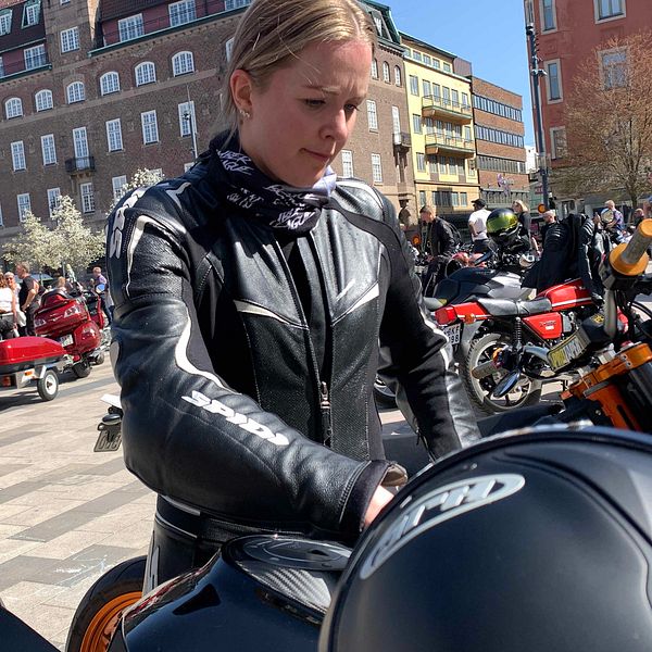 En kvinna vid en motorcykel på Fristadstorget i Eskilstuna
